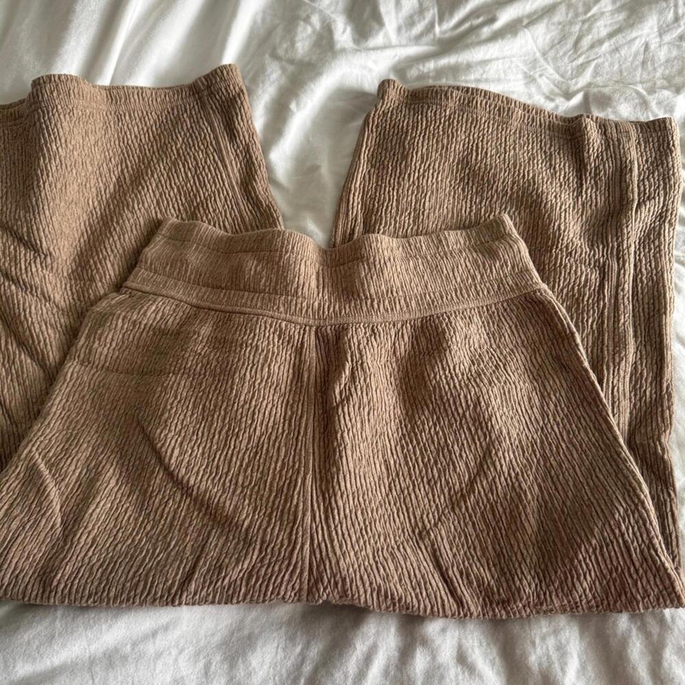 1 Lululemon Retreat Yourself Crop - Heathered Soft Sand - Picture 8 of 9